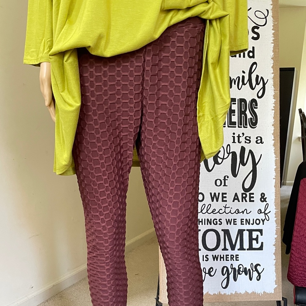 NWT Athletic Wear Honeycomb Booty Leggings Size: Large